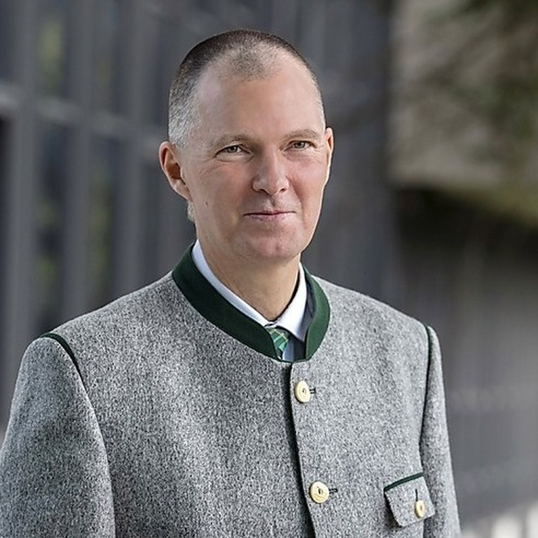 Dr. Péter Szűcs